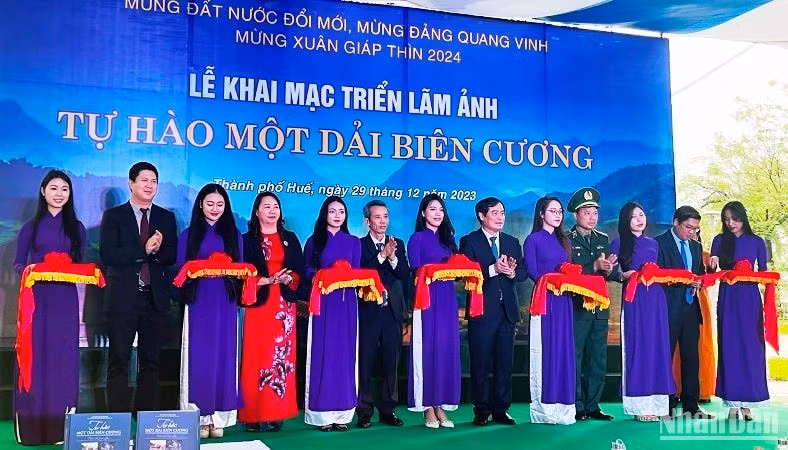 Efectúan en ciudad de Hue exposición fotográfica sobre la guardia fronteriza.