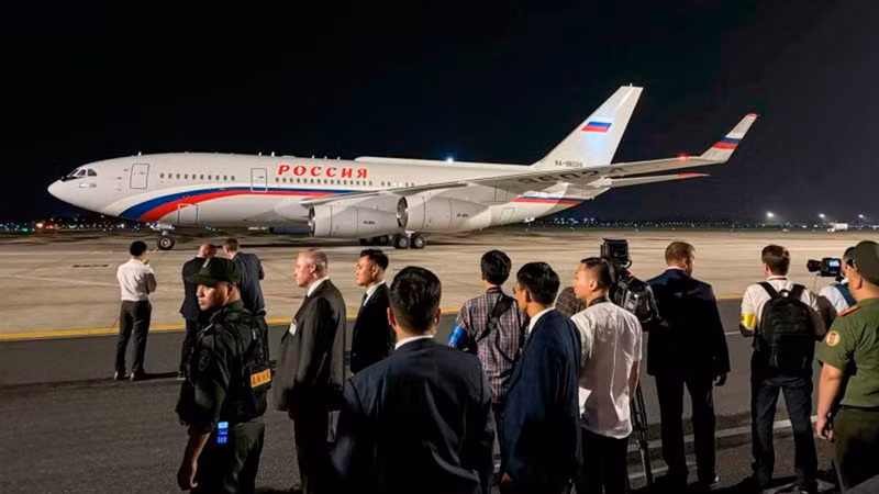 El avión presidencial del mandatario ruso Vladimir Putin aterriza en el aeropuerto internacional de Noi Bai (Hanói). (Fotografía: TASS)