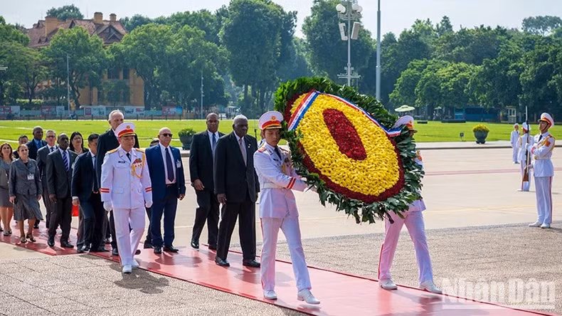 El presidente de la Asamblea Nacional de Cuba, Esteban Lazo Hernández, al frente de la delegación de su país, rinde homenaje póstumo al Presidente Ho Chi Minh. (Fotografía: Nhan Dan) El presidente de la Asamblea Nacional de Cuba, Esteban Lazo Hernández, al frente de la delegación de su país, rinde homenaje póstumo al Presidente Ho Chi Minh. (Fotografía: Nhan Dan)