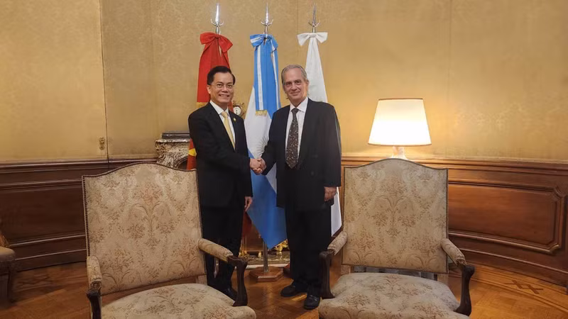 El vicecanciller vietnamita Ha Kim Ngoc y el ministro interino de Relaciones Exteriores, Comercio Internacional y Culto de Argentina, Pablo A. Tettamati. (Fotografía: baoquocte.vn)