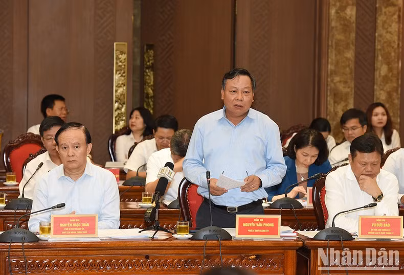 El vicesecretario del Comité del Partido de Hanói Nguyen Van Phong habla en el evento. El vicesecretario del Comité del Partido de Hanói Nguyen Van Phong habla en el evento.