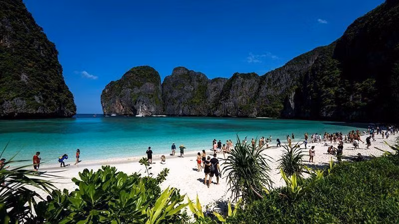 Turistas en la Bahía de Maya, Tailandia. (Fotografía: Reuters)