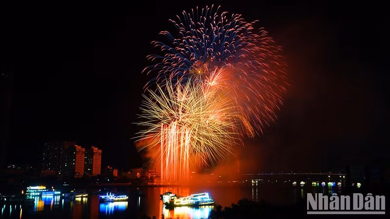 Los fuegos artificiales a lo largo del río Han.