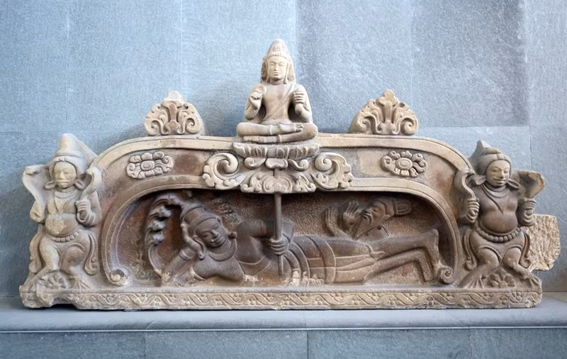 El relieve de Brahma, hecho de arenisca, tiene su origen en My Son (provincia de Quang Nam), data de los siglos VII – VIII y fue reconocido como Tesoro Nacional en 2024. Se trata de una talla decorativa en el arco de la torre My Son E1 y fue traído al museo en 1935.