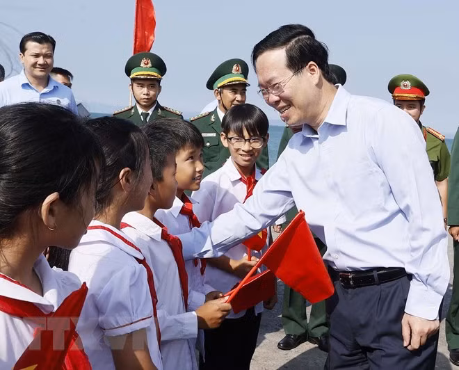 El presidente de Vietnam, Vo Van Thuong, con alumos de Co To. (Fotografía: VNA)