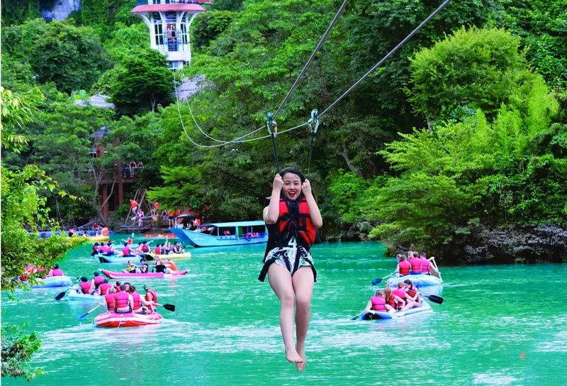 Los turistas participan en actividades deportivas en la zona turística Río Chay - Cueva Toi.