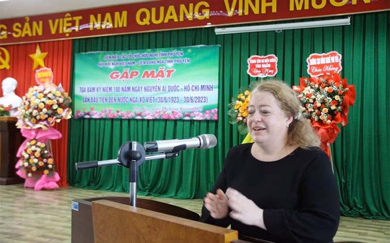La cónsul de Rusia en la ciudad de Da Nang, Maria Mizonova, habla en el evento.