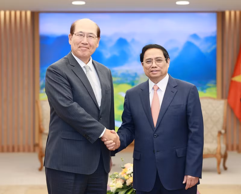 El primer ministro vietnamita, Pham Minh Chinh, recibie al secretario general de la Organización Marítima Internacional, Kitack Lim. (Fotografía: VNA)