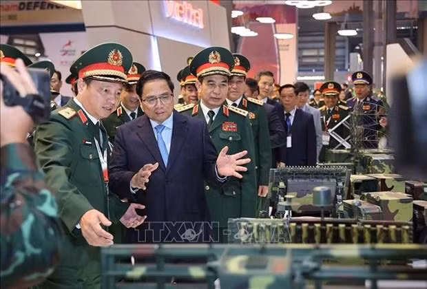 El primer ministro vietnamita, Pham Minh Chinh, y delegados visitaron los stands que presentan productos de la industria de defensa y las áreas del espacio cultural vietnamita. (Fotografía: VNA)