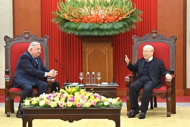 Nguyen Phu Trong interviene en el encuentro.