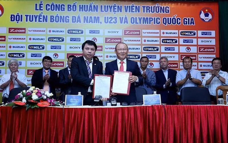 Park Hang-seo firmó su primer contrato con la Federación de Fútbol de Vietnam (VFF) el 11 de octubre de 2017.