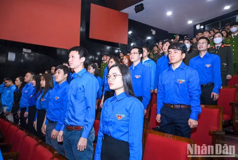 Numerosos jóvenes participan en el evento.