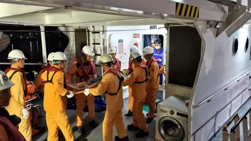 Rescatan a pescador accidentado en Truong Sa.