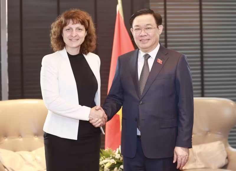 El presidente de la Asamblea Nacional de Vietnam, Vuong Dinh Hue, recibe a la directora ejecutiva Krasimira Vandeva. (Fotografía: VNA) El presidente de la Asamblea Nacional de Vietnam, Vuong Dinh Hue, recibe a la directora ejecutiva Krasimira Vandeva. (Fotografía: VNA)