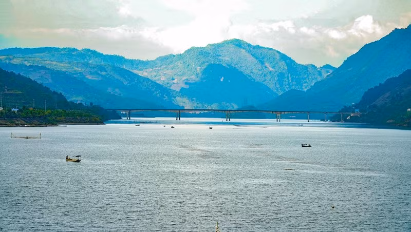 La belleza del lecho del lago hidroeléctrico Son La impresiona en el municipio de Muong Lay. La belleza del lecho del lago hidroeléctrico Son La impresiona en el municipio de Muong Lay.