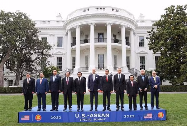 En el marco de la Cumbre Especial Asean-EE.UU., en mayo de 2022, en Washington, el primer ministro Pham Minh Chinh y los líderes de la Asean se reunen con el presidente estadounidense Joe Biden. (Fotografía: VNA)