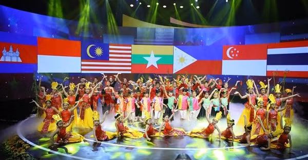 Actuación de los niños de la Asean en la noche de apertura del Festival de los Niños de la Asean+ 2017. (Fotografía: VNA)