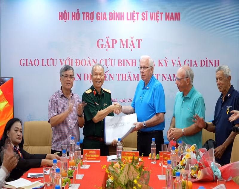 Entregan unos 20 conjuntos de documentos relacionados con mártires vietnamitas. (Fotografía: qdnd.vn)