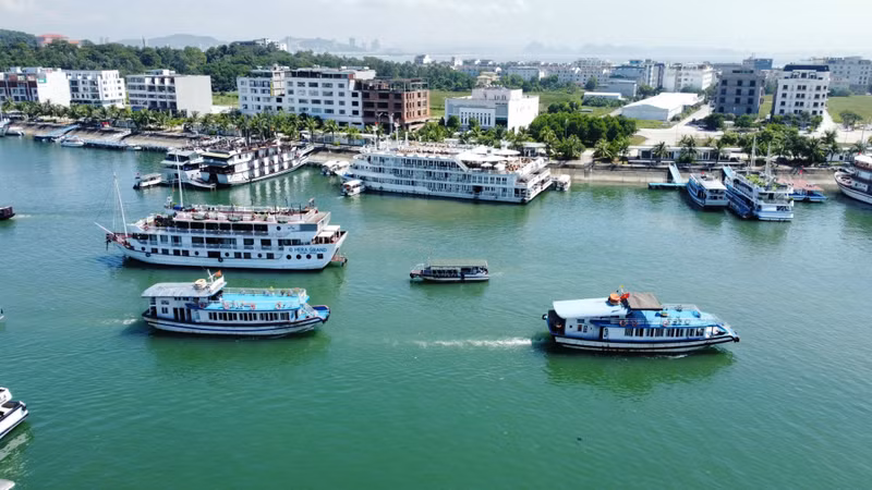 Cruceros en la bahíâ de Ha Long.