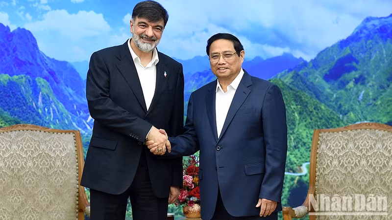 El primer ministro de Vietnam, Pham Minh Chinh (derecha), recibe al general de brigada Ahmad Reza Radan, jefe del Comando de Aplicación de la Ley de Irán. (Fotografía: Nhan Dan)