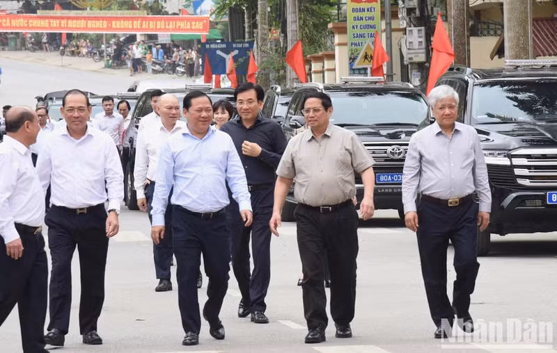 El primer ministro y también presidente del Consejo Central de Emulación y Recompensas, Pham Minh Chinh, asiste al lanzamiento del movimiento social "Eliminar casas temporales y en ruinas en todo el país".