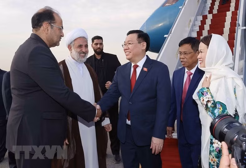 Altos funcionarios del país anfitrión recibieron al Presidente del Legislativo vietnamita en el aeropuerto.