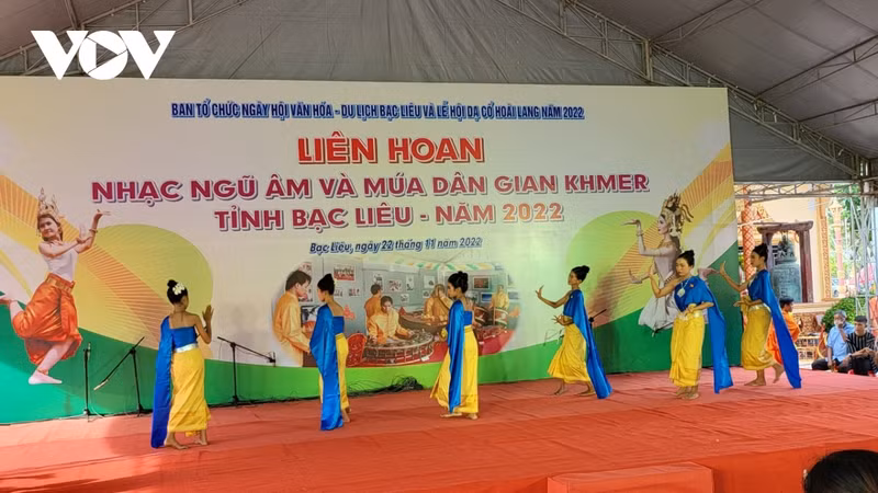 Los turistas disfrutan de los cantos y bailes tradicionales Khmer.