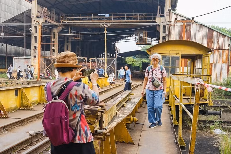 La fábrica de trenes Gia Lam constituye un punto destacado del Festival de Diseño Creativo de Hanoi 2023. Sus talleres y vagones se convierten en espacios para las exposiciones, atrayendo a muchos visitantes.