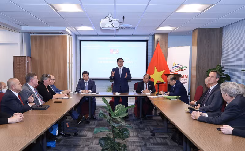 El Primer Ministro Pham Minh Chinh se encuentra con amigos estadounidenses. (Fotografía: VNA)