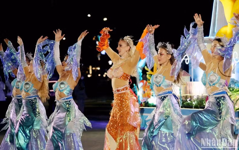 Un animado espectáculo de danza. Un animado espectáculo de danza.