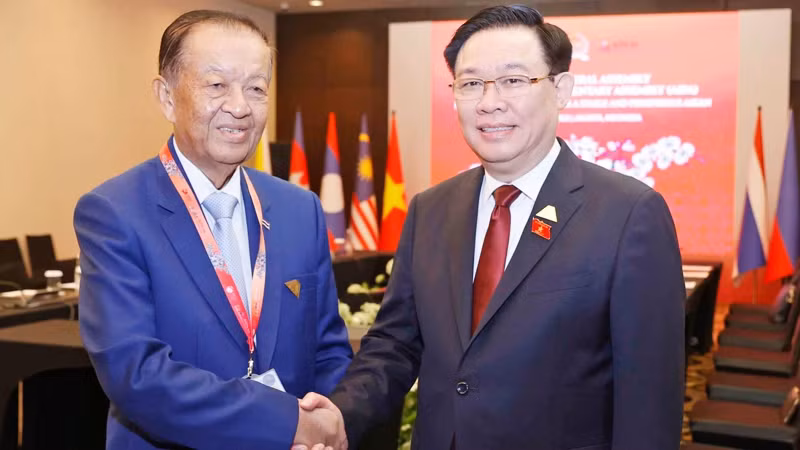 El presidente de la Asamblea Nacional Vietnam, Vuong Dinh Hue, y su par tailandés, Wan Muhamad Noor Matha. (Fotografía: VOV)