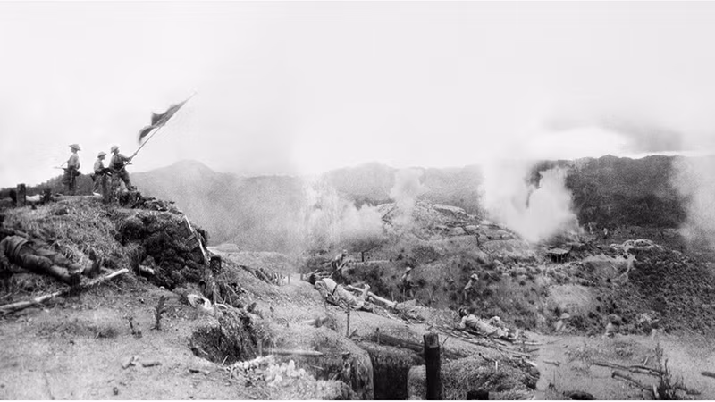 Vista general de la colina de Doc Lap (Independencia), la bandera de la determinación de vencer y el noble premio del Presidente Ho Chi Minh izada por los soldados en el techo del búnker de mando enemigo después de la victoria completa del ejército vietnamita el 14 de marzo de 1954. (Archivo de la Agencia Vietnamita de Noticias)