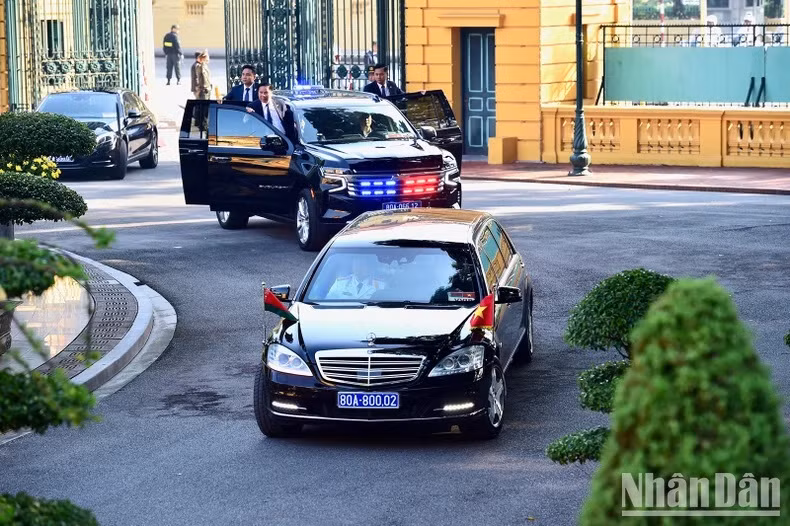 La delegación bielorrusa al pasar la entrada.