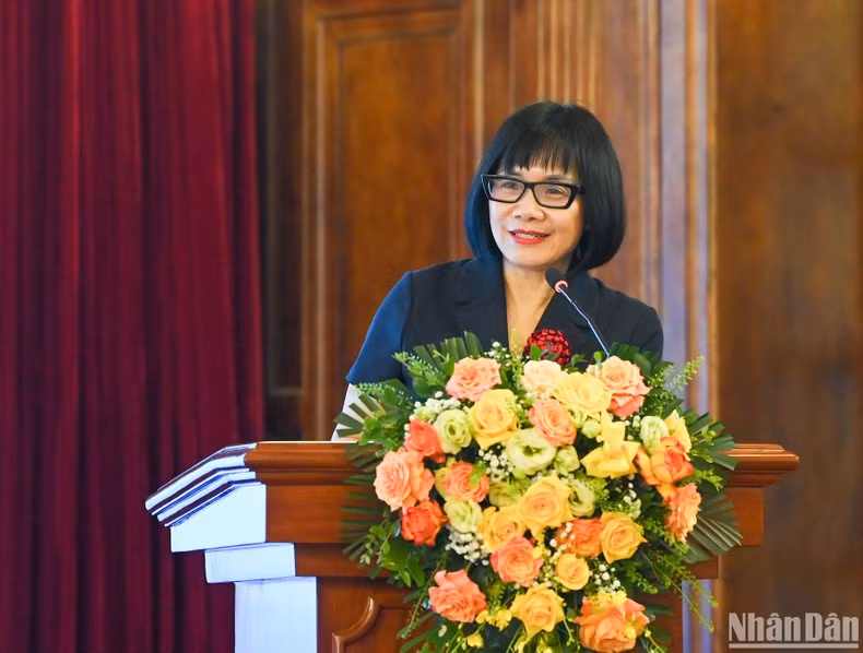 La viceministra de Justicia Dang Hoang Oanh habla en el debate.