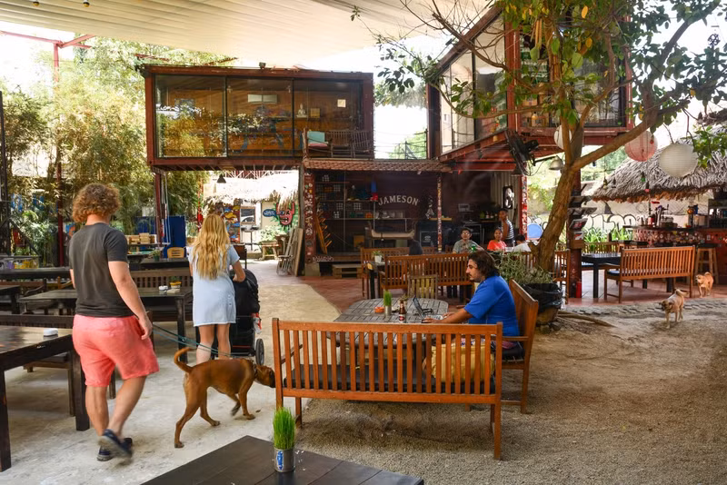 Una cafetería con espacio abierto en el barrio de Thao Dien, donde vive una gran cantidad de extranjeros en Ciudad Ho Chi Minh. (Fotografía: tcdulichtphcm.vn)