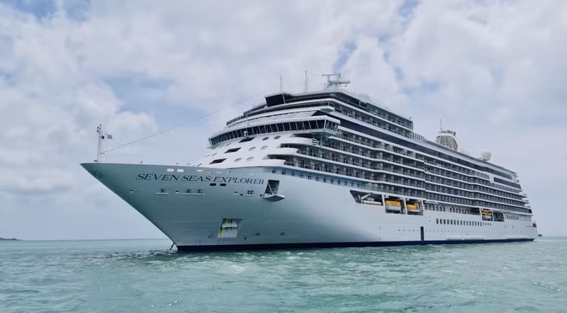 El crucero Seven Seas Explorer atracó en el puerto de Nha Trang. (Fotografía: laodong.vn)