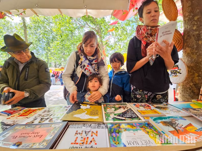 Se presentan varias obras literarias vietnamitas en el evento. (Fotografñia: Nhan Dan) Se presentan varias obras literarias vietnamitas en el evento. (Fotografñia: Nhan Dan)