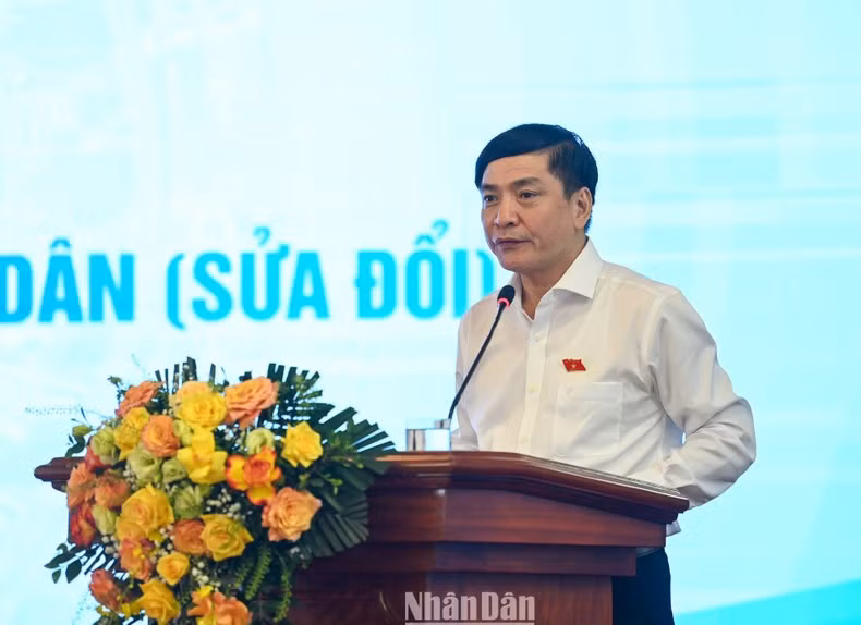 El secretario general de la Asamblea Nacional y jefe de la Oficina parlamentaria, Bui Van Cuong, interviene en la reunión.