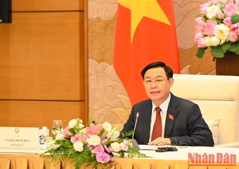 El presidente de la AN Vuong Dinh Hue interviene en el evento.