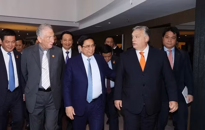 El primer ministro de Vietnam, Pham Minh Chinh, y su homólogo húngaro, Viktor Orbán, asisten a un foro empresarial entre ambos países. (Fotografía: VNA)