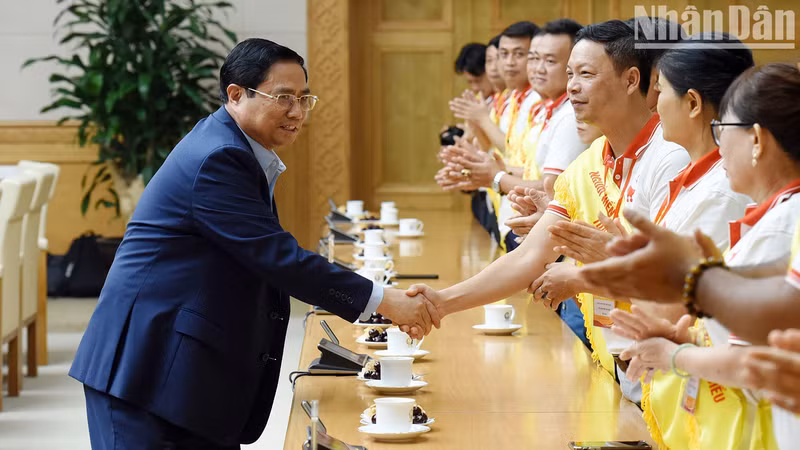 El primer ministro Pham Minh Chinh saluda a los 100 destacados donantes voluntarios de sangre.