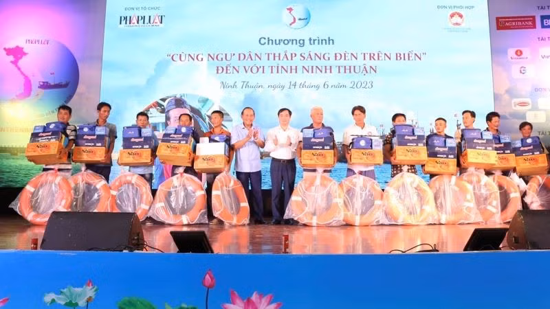 Entregan regalos a pescadores en Ninh Thuan.