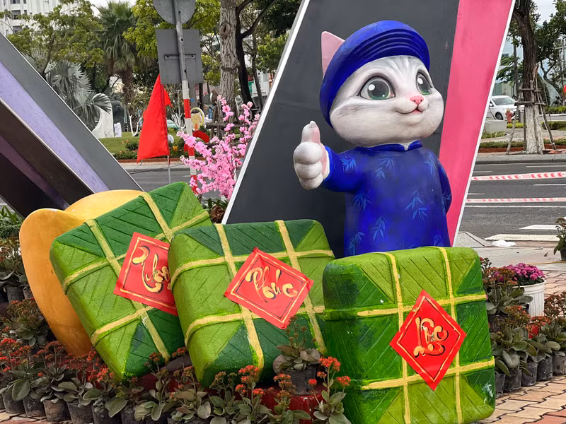 La mascota recomienda el pastel glutinoso tradicional de Vietnam para la Fiesta de Año Nuevo Lunar. La mascota recomienda el pastel glutinoso tradicional de Vietnam para la Fiesta de Año Nuevo Lunar.