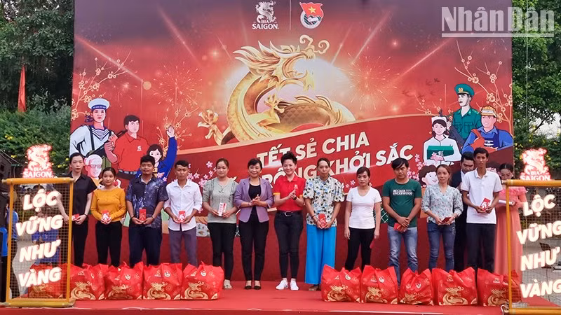 Entregan en Vinh Long regalos a trabajadores con dificultades económicas.