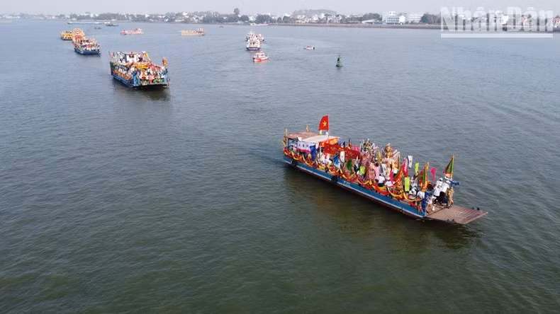 La ceremonia de procesión en el río de Dong Nai. (Fotografía: Nhan Dan)