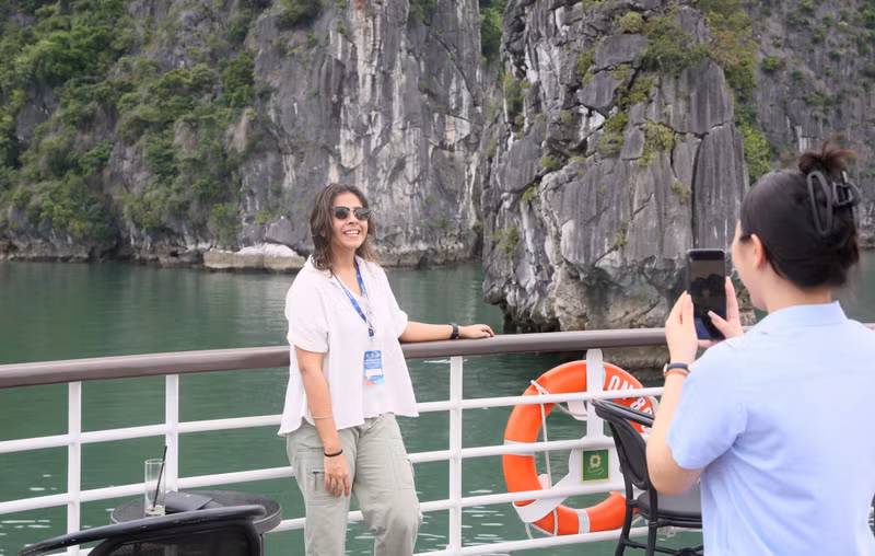 Turistas extranjeros en la bahía de Ha Long.