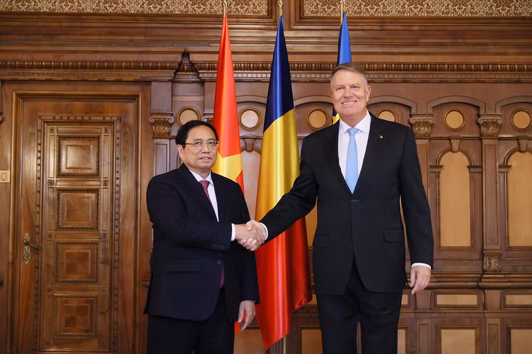 El primer ministro Pham Minh Chinh (izq.) y el presidente del Senado rumano, Nicolae Ciuca. (Fotografía: vietnamnet.vn)