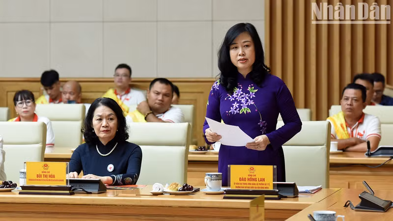 La ministra de Salud Pública Dao Hong Lan informa sobre las actividades de donación de sangre en 2023.
