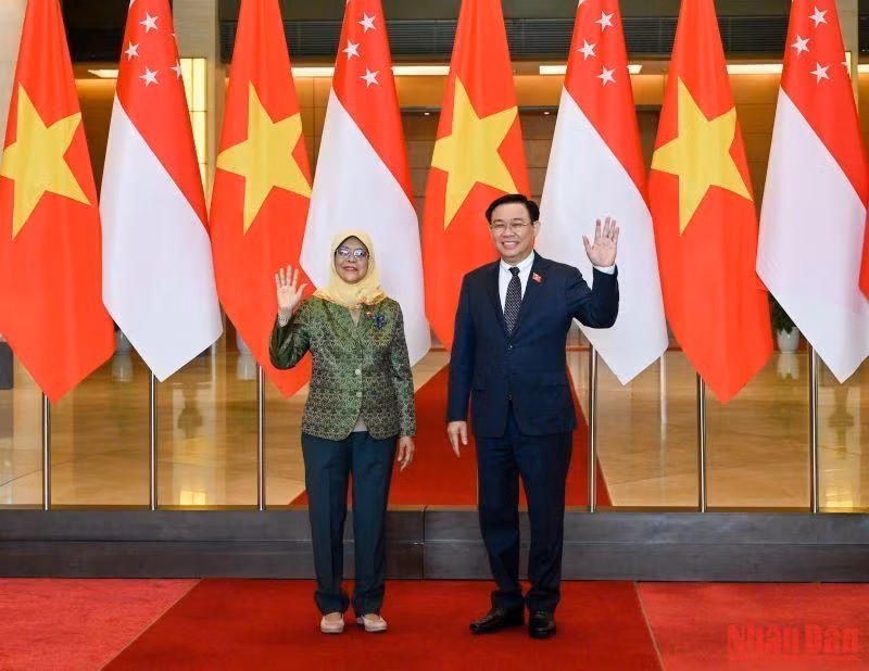 El presidente de Asamblea Nacional de Vietnam, Vuong Dinh Hue, y la presidenta de Singapur, Halimah Yacob.