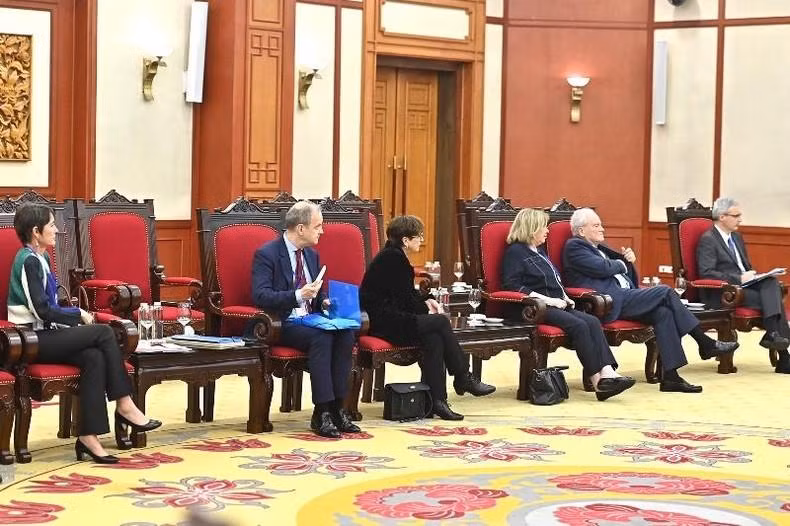 La delegación del Senado francés.